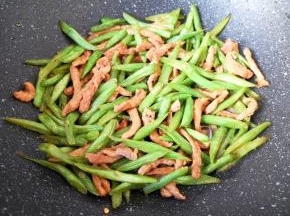 翻炒均匀关火出锅。
