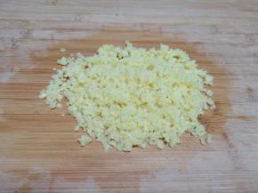 生姜洗干净剁碎。