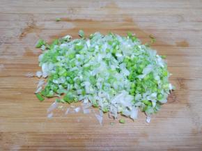 葱洗干净切碎。