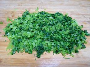 小芹菜摘洗干净焯水，捞出过凉水，控一下水分剁碎，然后用粗纱布包住挤去多余的水分，放在一边备用。
