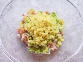 准备好肉馅，将葱姜碎放在肉馅上。