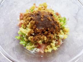  炒锅内倒适量的食用油烧热，浇在十三香上面激出香味，搅拌均匀，让肉馅静置一会儿。 