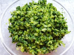 将准备好的芹菜碎加入肉馅里搅拌均匀。