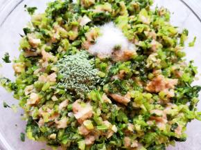 放盐、蔬之鲜、味极鲜酱油和香油搅拌均匀。