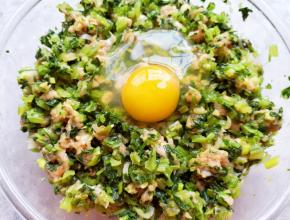 最后再打入一个鸡蛋搅拌均匀。