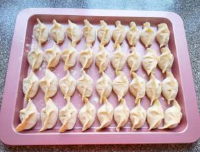 准备好饺子皮，包成自己喜欢的形状。