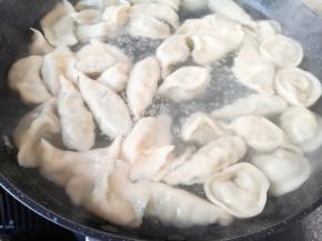 锅内放水煮饺子。