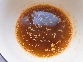 饺子快煮熟的时候调制酸汤：根据自己的口味将香醋、生抽、盐、鸡精和少许辣椒油放入碗里，倒入一大勺饺子汤，撒上熟白芝麻搅拌均匀。