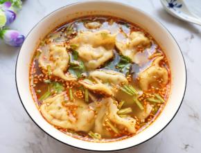 将饺子捞入碗中，撒上香菜碎。