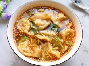 将饺子捞入碗中，撒上香菜碎。
