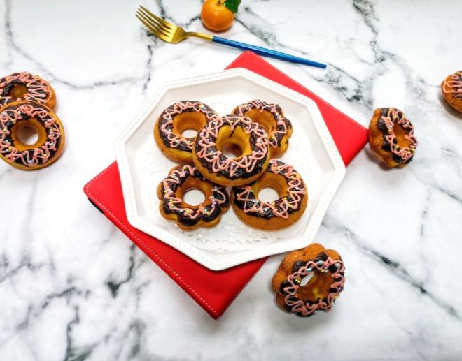 彩色巧克力甜甜圈