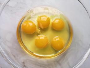 鸡蛋打入无油无水的盆里。