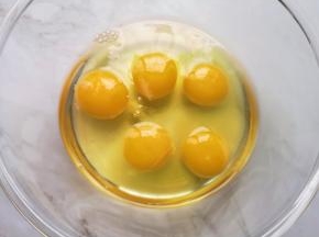 鸡蛋打入无油无水的盆里。