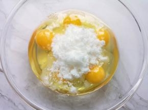加入细砂糖。