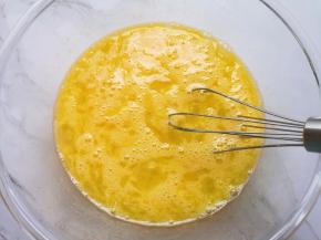 用手动打蛋器搅拌均匀。