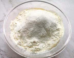 筛入低筋面粉、泡打粉和盐。