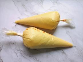 搅拌好的蛋糊装入裱花袋封好口，放入冰箱冷藏一小时。