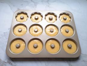 模具里面涂上一层黄油防粘，将冷藏过的蛋糊挤入模具，8分满即可。