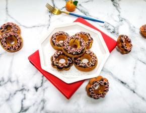 好看又好吃的巧克力甜甜圈完成了。