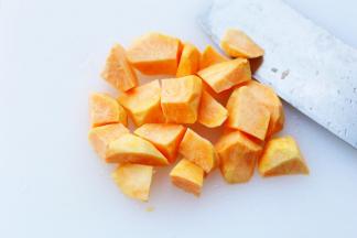 红薯去皮切滚刀块。