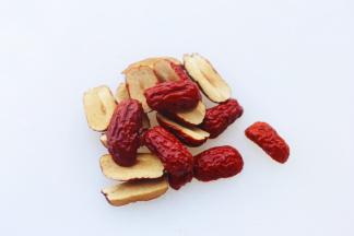 红枣洗净切半去籽。