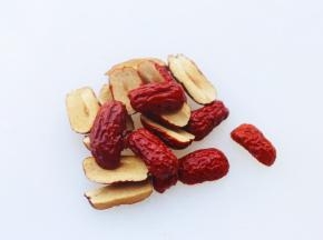 红枣洗净切半去籽。
