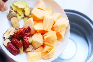 放入红薯红枣生姜。