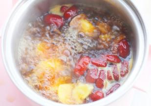 盖上锅盖煮20分钟即可。