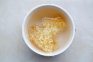 银耳洗净泡发撕成小朵。