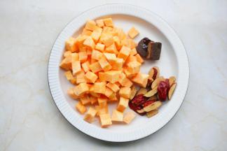 红薯去皮洗净切小块。红枣洗净去籽切瓣。