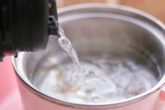 锅中倒入1000ml水。