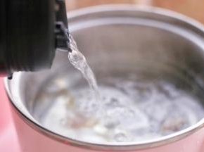锅中倒入1000ml水。