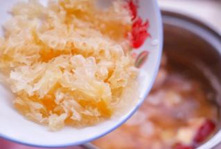 加入银耳，大火煮开转小火煮20分钟。