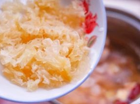 加入银耳，大火煮开转小火煮20分钟。