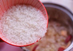 最后倒入酒酿煮3分钟即可。