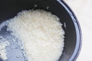 首先淘米煮两碗香喷喷的白米饭。