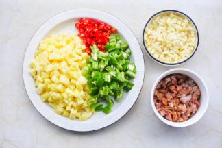 猪肉切末加生抽生粉腌制10分钟。土豆洗净切小丁，青椒，小米椒切圈，大蒜切末。