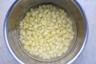 土豆泡水中清除掉多余的淀粉。