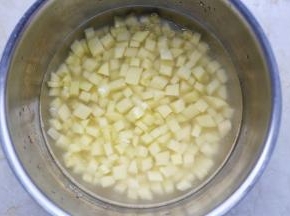 土豆泡水中清除掉多余的淀粉。