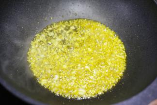 锅中热油爆香大蒜。