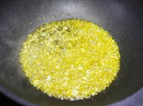 锅中热油爆香大蒜。