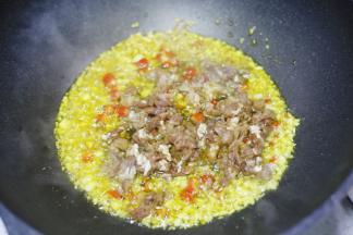 加入肉末炒至变色。