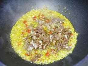 加入肉末炒至变色。
