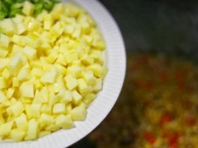加入土豆丁。