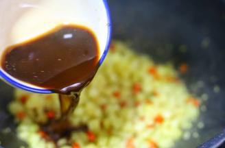 加入提前调好的酱汁：3勺生抽，1勺陈醋，1勺蚝油，一勺白糖，一勺淀粉拌匀。