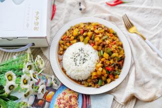 放入提前准备好的米饭上。