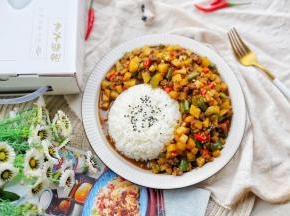 放入提前准备好的米饭上。