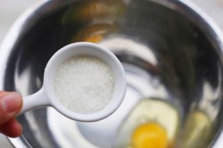 加入白糖。