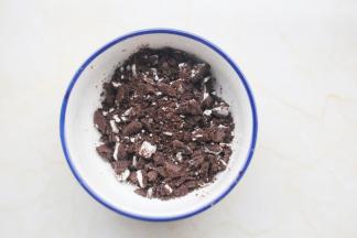 奥利奥用勺子碾成碎末。