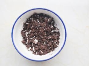 奥利奥用勺子碾成碎末。